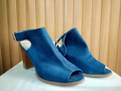 zapatos de color azul marino con tacon