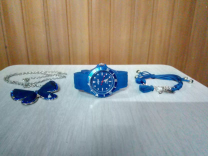 collar, reloj y pulsera azul marino
