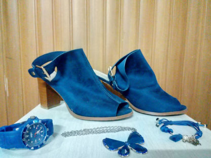 combinacion zapatos y complementos azul marino