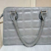 bolso charol gris con asas cortas