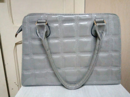 bolso charol gris con asas cortas