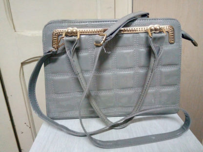 bolso gris con asa larga