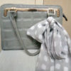 bolso gris con fular