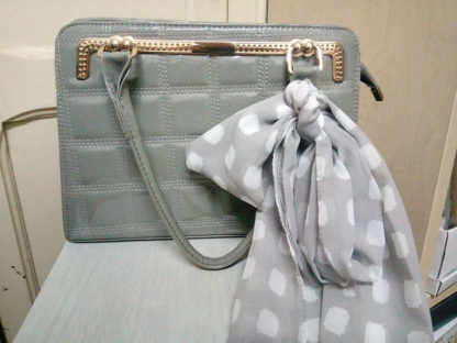 bolso gris con fular