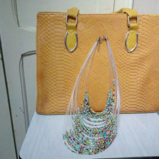 bolso y collar color mostaza