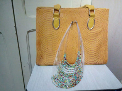 bolso y collar color mostaza