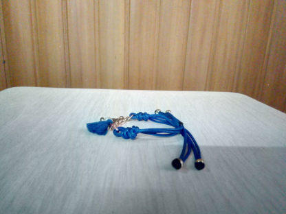 pulsera realizada con hilo