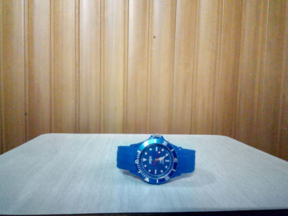 bonito reloj con pulsera plástica