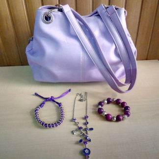 bolso, collar y pulsera color morado