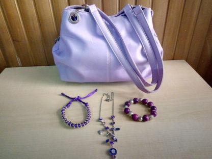 bolso, collar y pulsera color morado