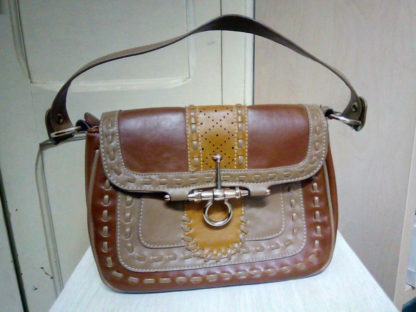 bolso marron con asa pequeña