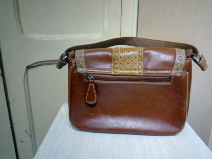 bolso marron muy practico