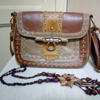 bolso marron y collar artesanal cubano