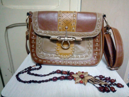 bolso marron y collar artesanal cubano