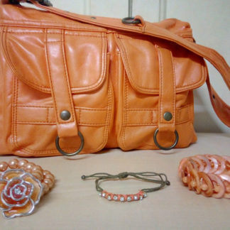 bolso naranja y accesorios