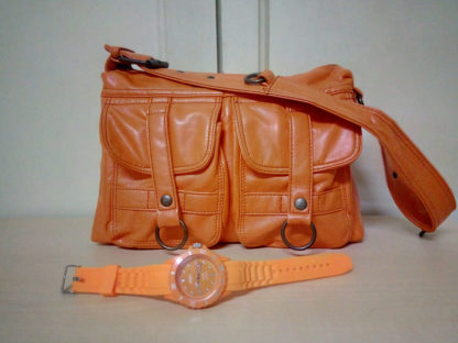 bolso naranja y reloj