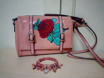 mini bolso rosa y pulsera artesanal