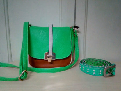 mini bolso y cinturon verde