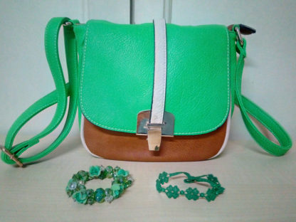 mini bolso verde y accesorios