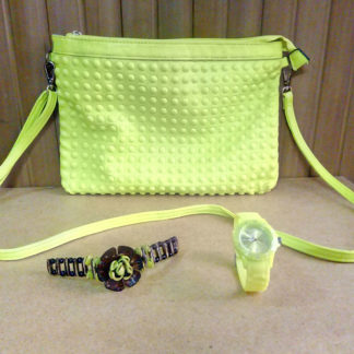 mini bolso, pulsera y reloj