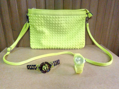 mini bolso, pulsera y reloj