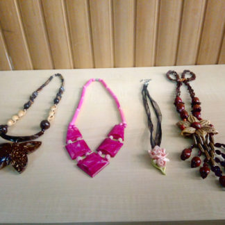 diversos collares artesanales cubanos