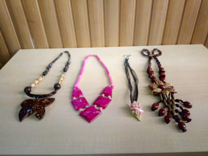 diversos collares artesanales cubanos