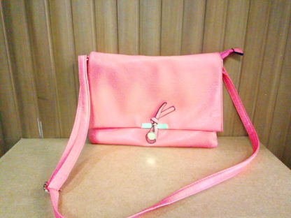 bolso mediano fucsia con cierre dorado