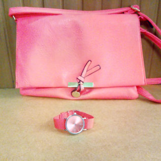 bolso y reloj color fucsia