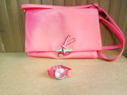 bolso y reloj color fucsia