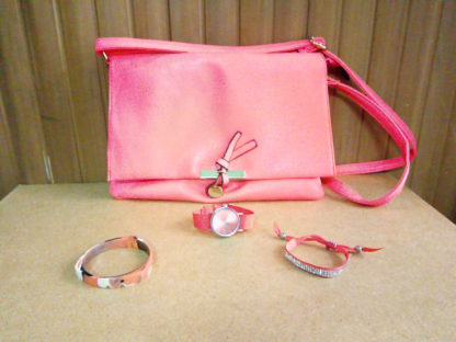 bolso, reloj y pulseras fucsia