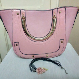 mini bolso rosa y collar artesanal cubano