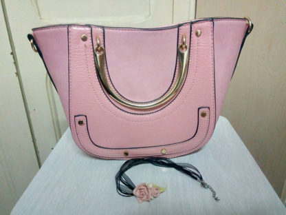 mini bolso rosa y collar artesanal cubano