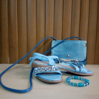 sandalias planas, mini bolso y pulsera artesanal