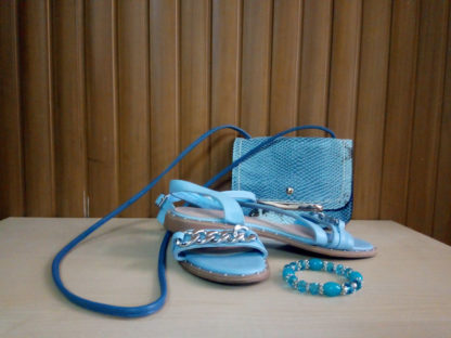 sandalias planas, mini bolso y pulsera artesanal