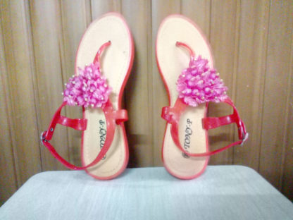 sandalias planas con adornos fucsia