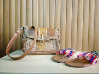 sandalias planas y bolso marron