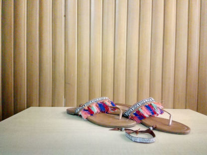 sandalias planas y pulsera artesanal