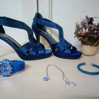 zapatos tacon aguja, pulsera y collar artesanal y reloj