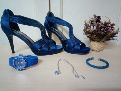 zapatos tacon aguja, pulsera y collar artesanal y reloj