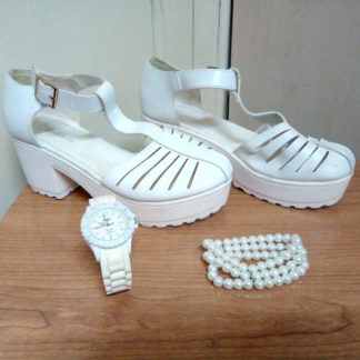 sandalias plataforma , reloj y pulsera color blanco
