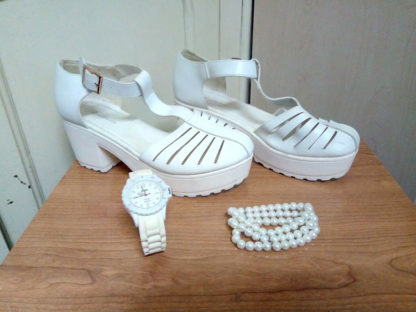sandalias plataforma , reloj y pulsera color blanco