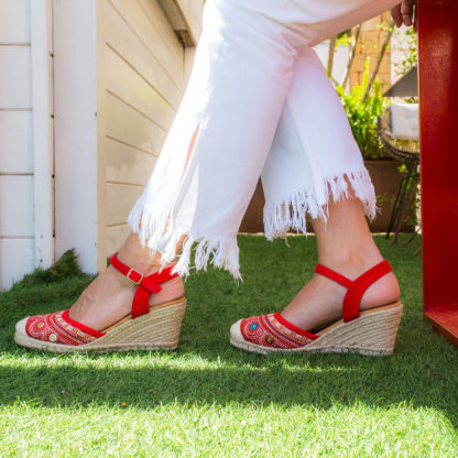 zapatos esparto rojo y con adornos