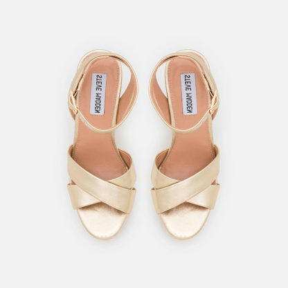 comodas sandalias doradas
