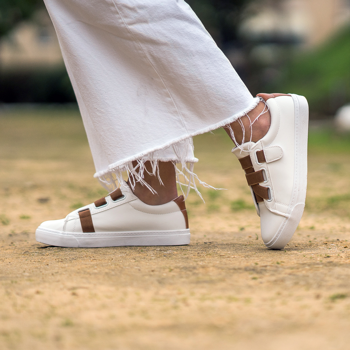 Deportivas en color blanco y cierre velcro para mujer - Botines Negros