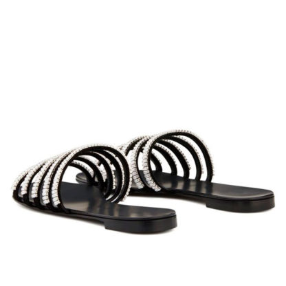 sandalias planas color negro con tacon pequeño