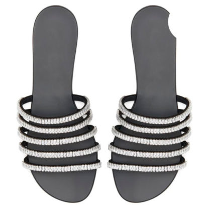 sandalias planas color negro con perlitas en las tiras